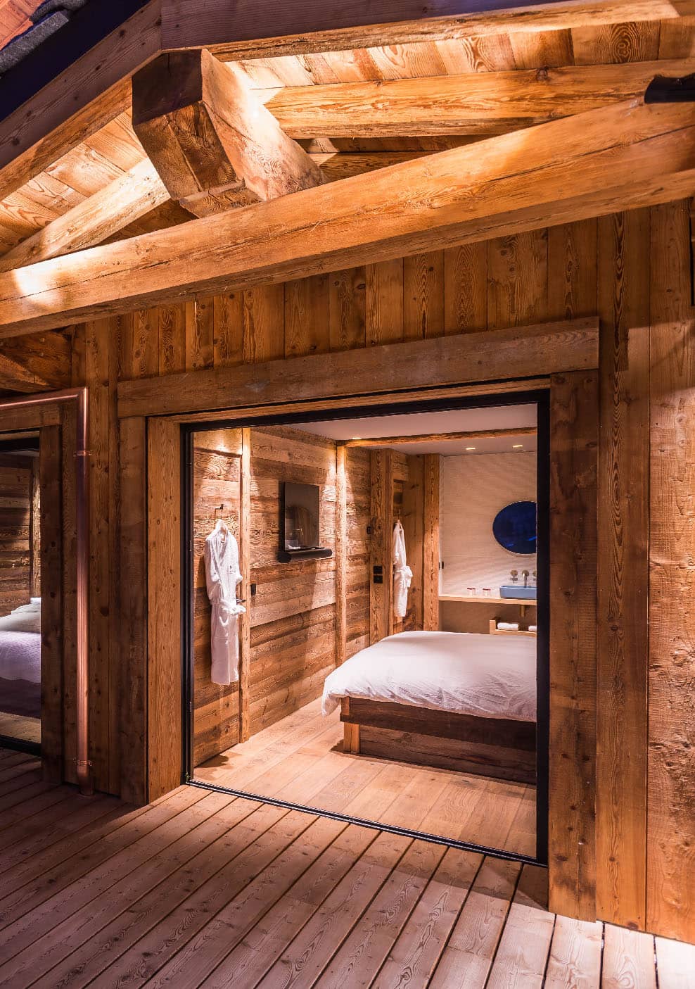 Chalet aux 2 Alpes avec vue sur une chambre depuis l'extérieur, parfait pour une location en montagne