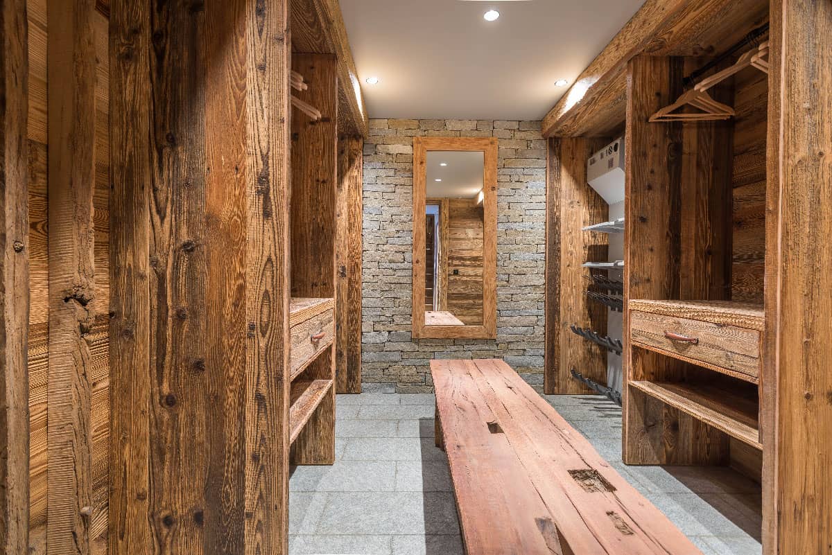 Détail du ski room du Chalet du Lièvre Blanc, montrant le design soigné et les équipements modernes pour le rangement et le séchage des équipements de ski. Espace équipé de systèmes de séchage Wintersteiger® pour une efficacité maximale, garantissant des équipements secs et prêts pour les prochaines aventures sur les pistes, location chalet 2 Alpes
