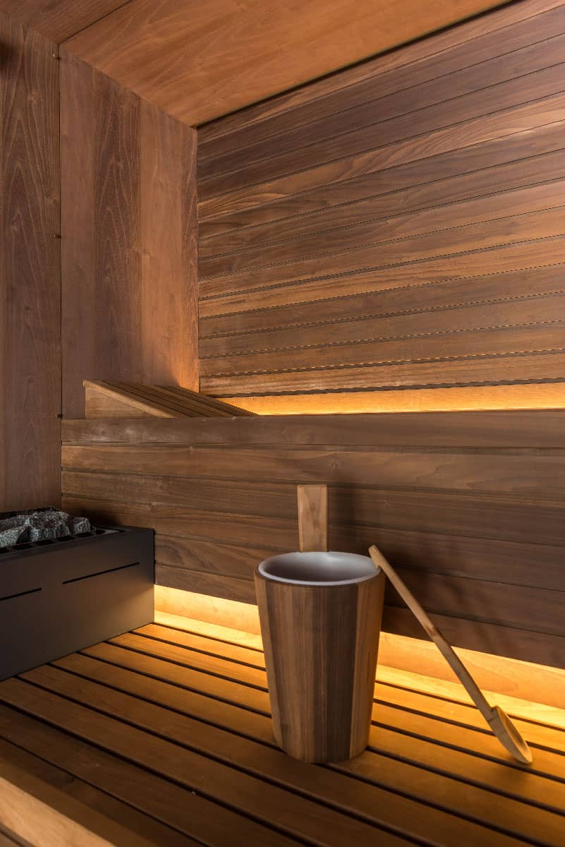 Sauna en frêne Effegibi® avec chromothérapie dans le spa du chalet. Équipé d'une double douche italienne et d'une terrasse couverte, cet espace de bien-être est conçu pour une relaxation complète avec une vue imprenable sur les montagnes, location chalet 2 Alpes